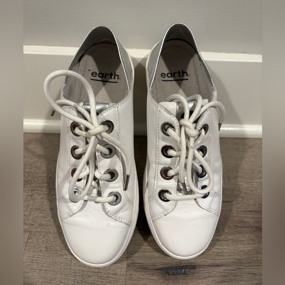 Earth Women's Classic White Leather Lace-Up Sneakers